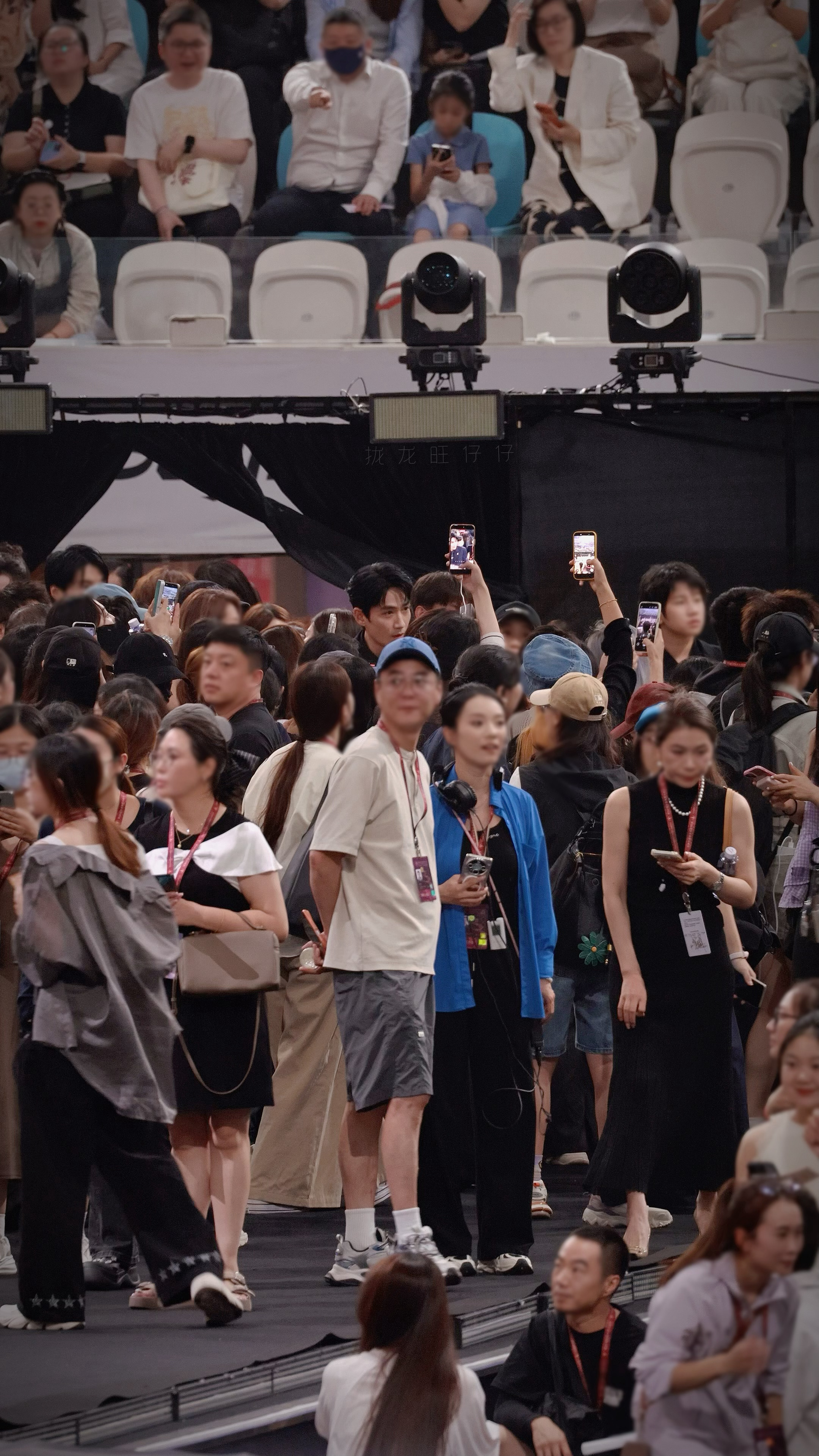 人潮汹涌我一眼锁定你 