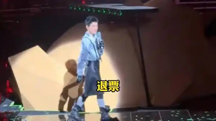 “陈小春边哭边改”登上热搜！演唱会遭观众喊退票，1288元门票仅看后脑勺 