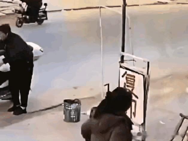 老人开着这种车，在路上行驶真是很危险的，因为有些老人对交通规则也不是很懂，有的也