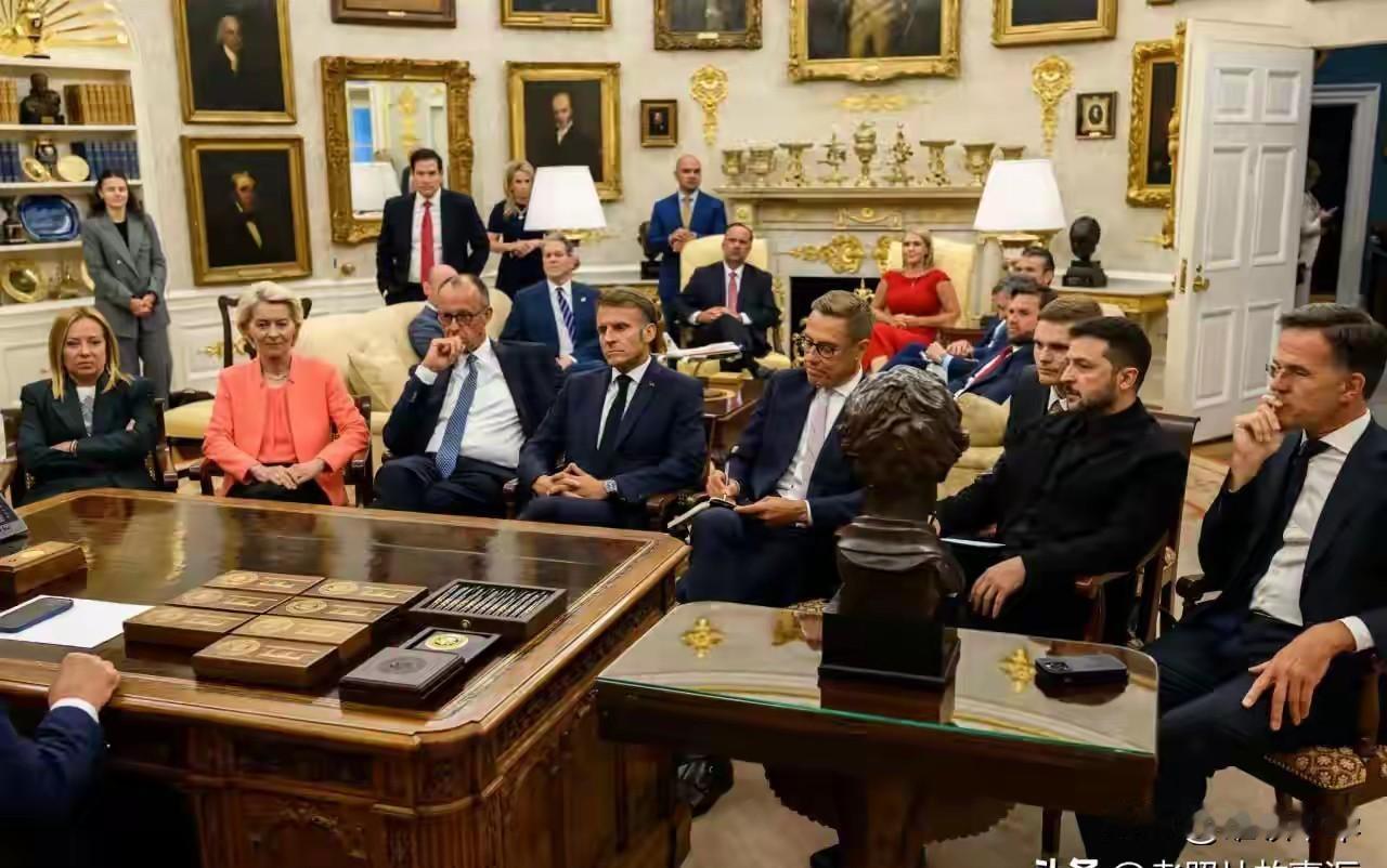 只有一个人敢坐在这些人对面，并向这些人下达指示。