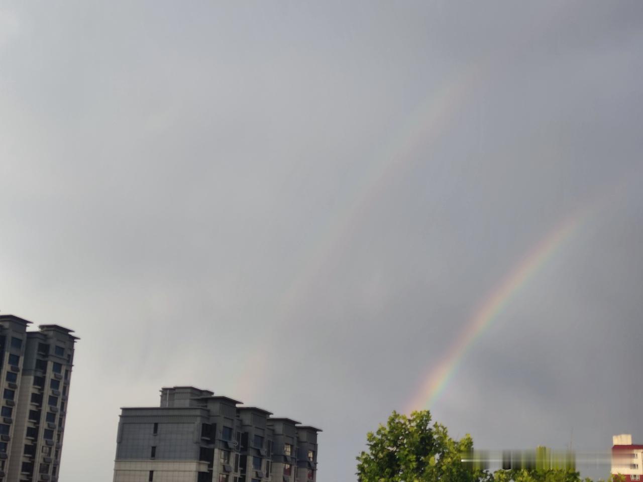 今天编辑文档，
使用很多彩虹🌈，
彩虹寓意吉祥，
很适合参加高考的学生。

没