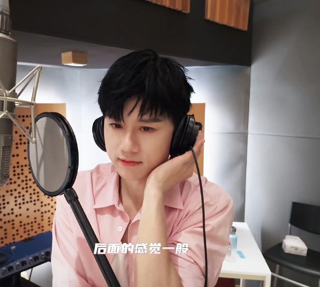 张杰策马Mlog上线 张杰《策马》幕后花絮太惊喜了！粉色衬衫造型温柔又亮眼，歌声