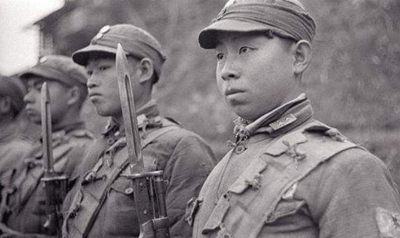 1948年，在辽沈战役里，东北野战军抓获了包括东北“剿总”副司令官郑洞国、范汉杰