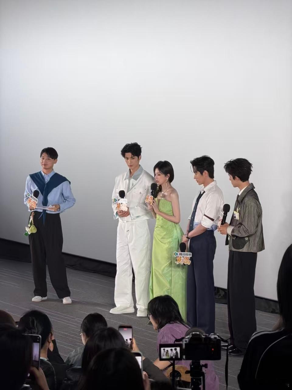 白鹿丞磊合唱方寸之间主演亲自献唱专属情感曲，歌词贴合叶璃墨修尧宿命羁绊，窗外权谋