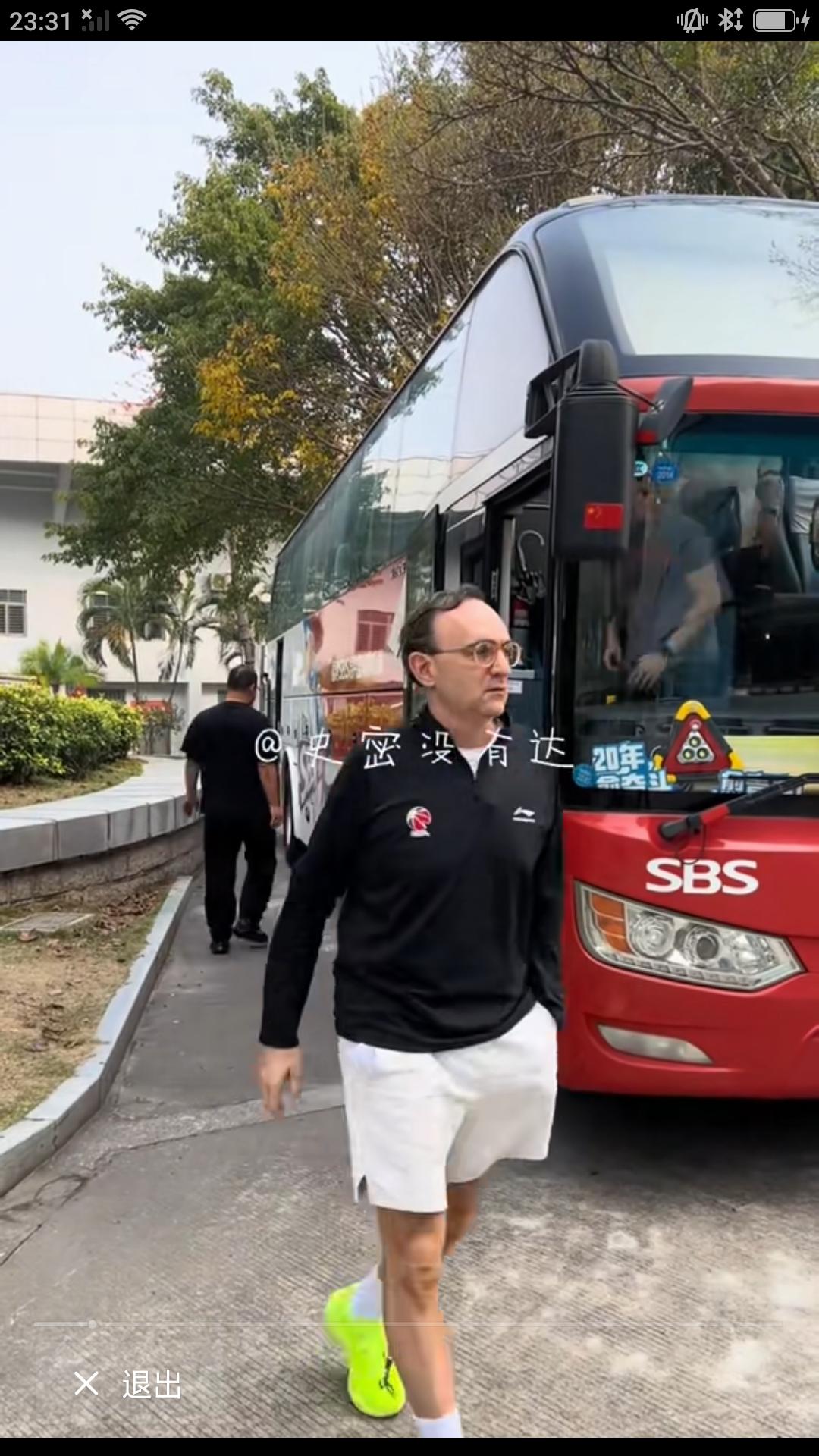 辽宁队结束客场与广州龙狮比赛后，昨天乘机抵达福州继续客场之旅，备战今晚与福建队三