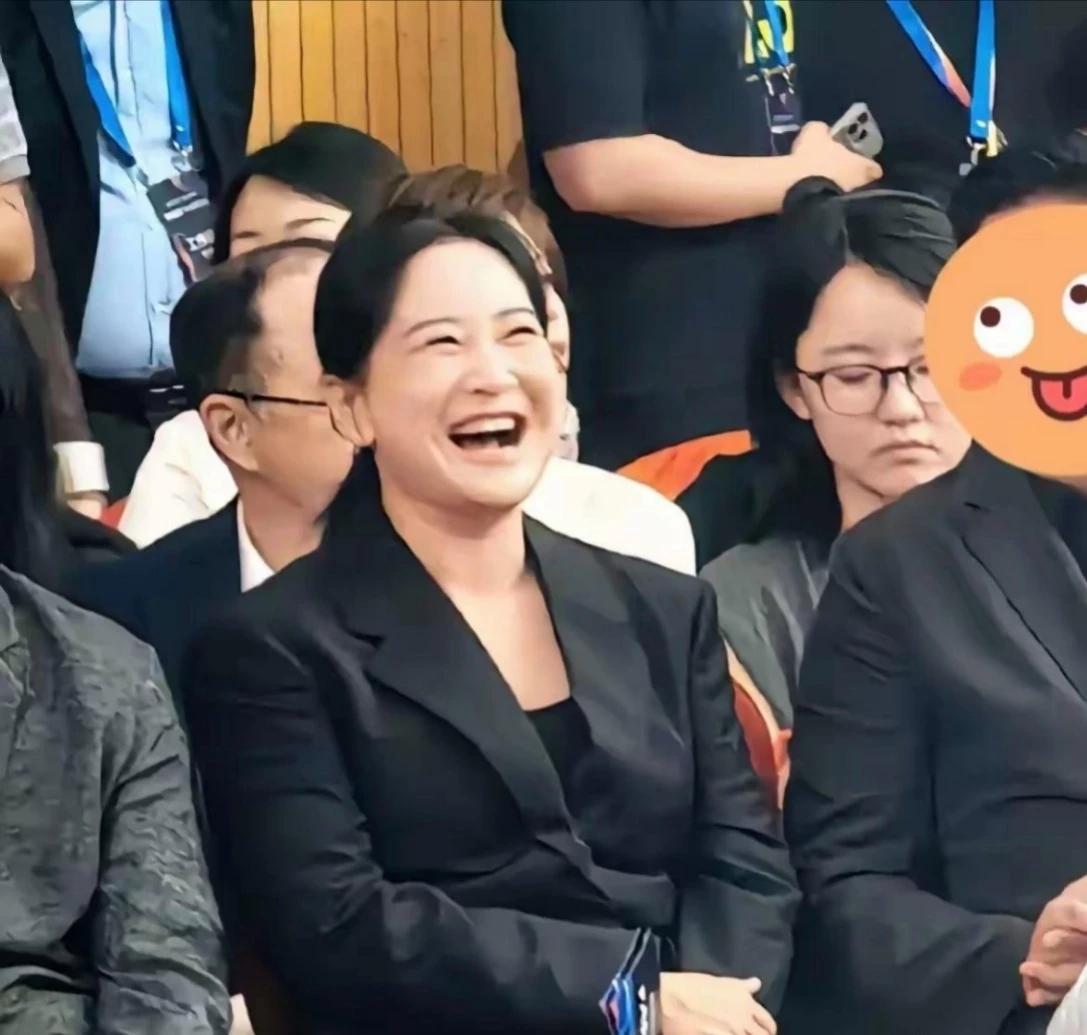 贾玲最近状态超好，总是笑得合不拢嘴，脸上的皱纹也少了不少呢！之前她努力减肥，效果