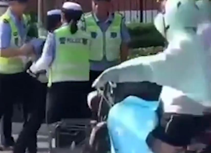 交/警当街大喊“弄死你”？山东东阿警方通报：系辅/警，已被调离一线辅助执/法/岗