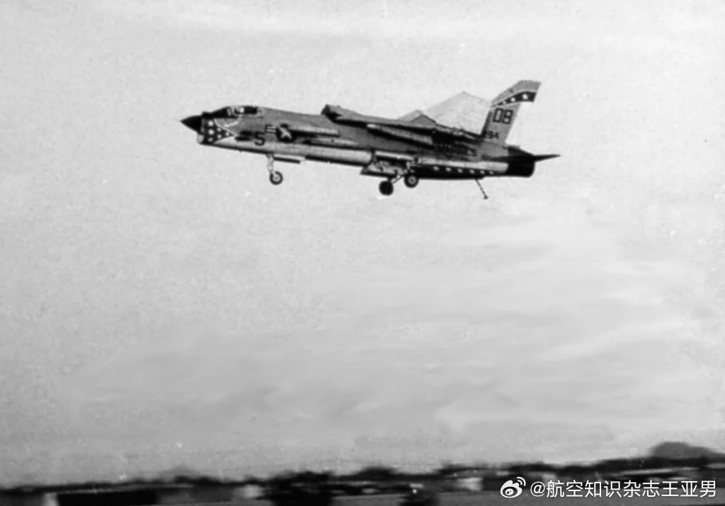 #航空创作计划# 1968年1月22日，美国海军一架F-8E”十字军战士”准备进