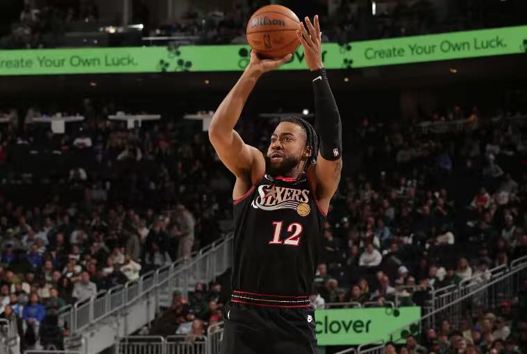 76人的沃特福德绝对是一个神鬼莫测的球员，神起来他面对猛龙打出20+17+10的