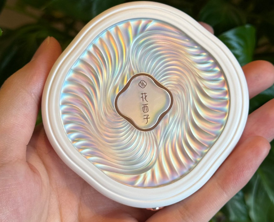 花西子这个粉饼是懂打工人的!早上扫一层持妆到下午,贝壳盖子真的很漂亮,掏出来补妆