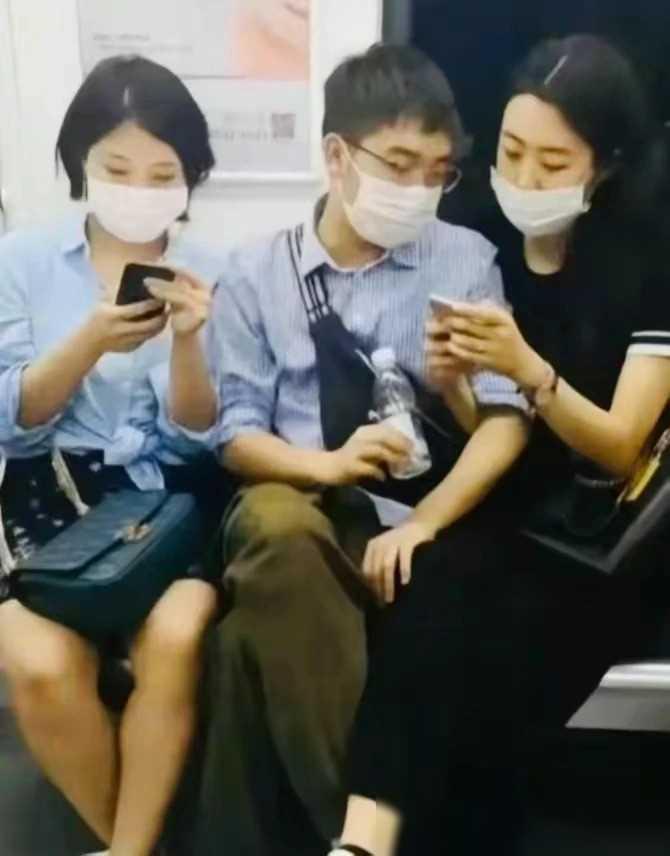 标题：地铁上的神秘三角关系
在地铁上，有一个十分和谐的三人组，他们之间的亲密程度