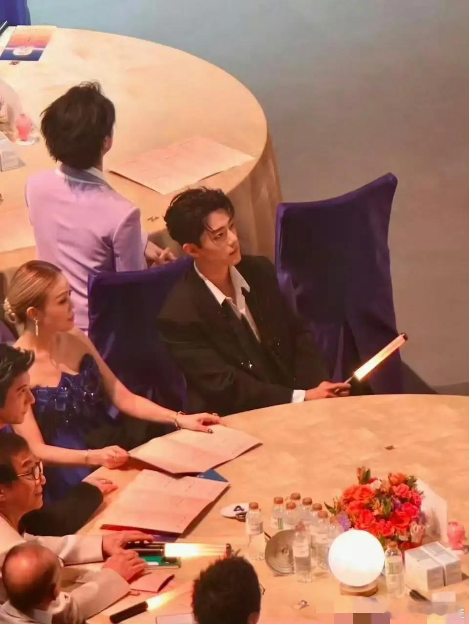 今年肖战坐主桌了，和成龙、王力宏、孙楠、容祖儿同桌！ ​​​