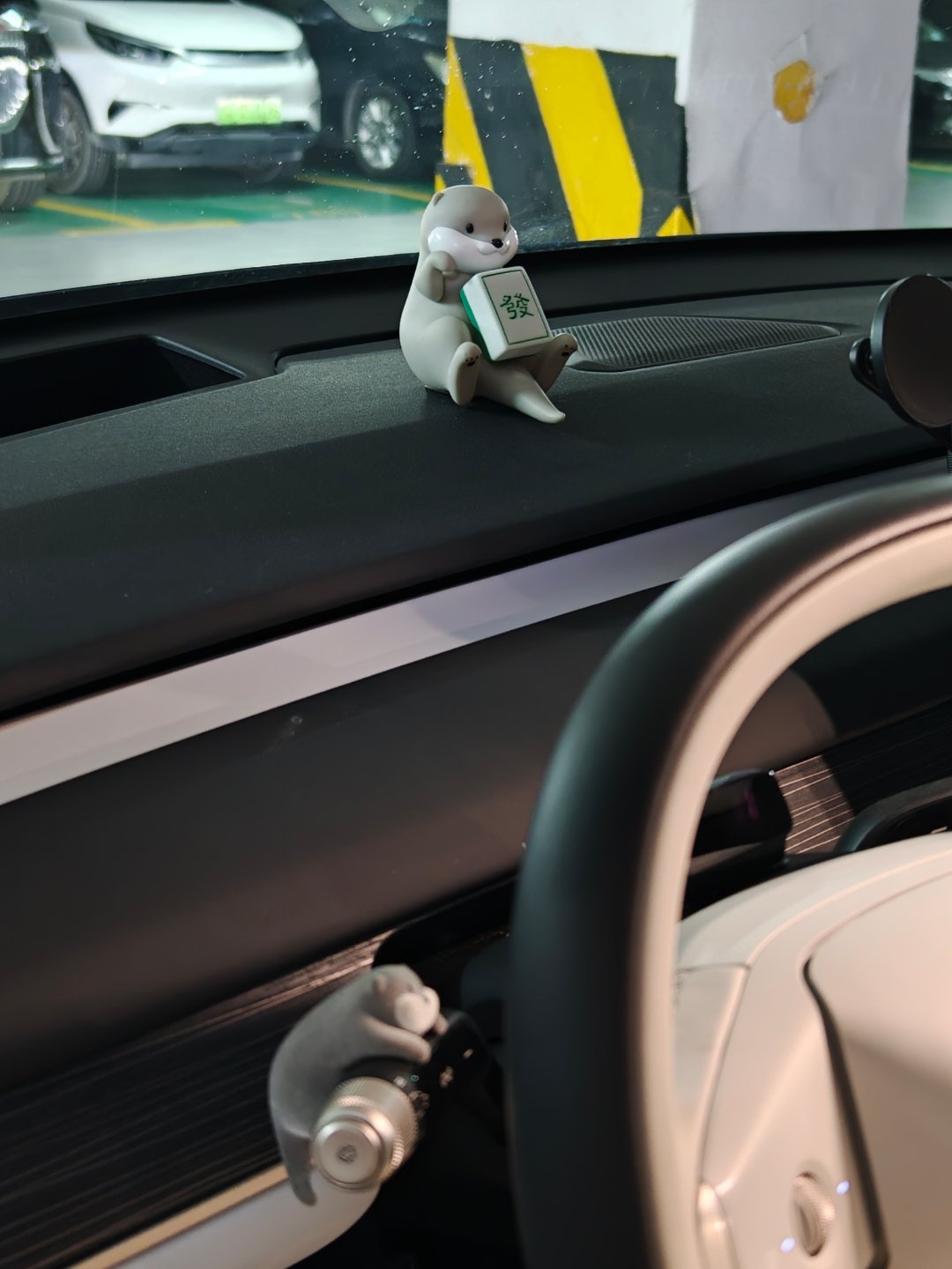 虽然车换来换去，但是这两个少数派的小水獭我是一直留在车上用着！今天又给监工水獭换