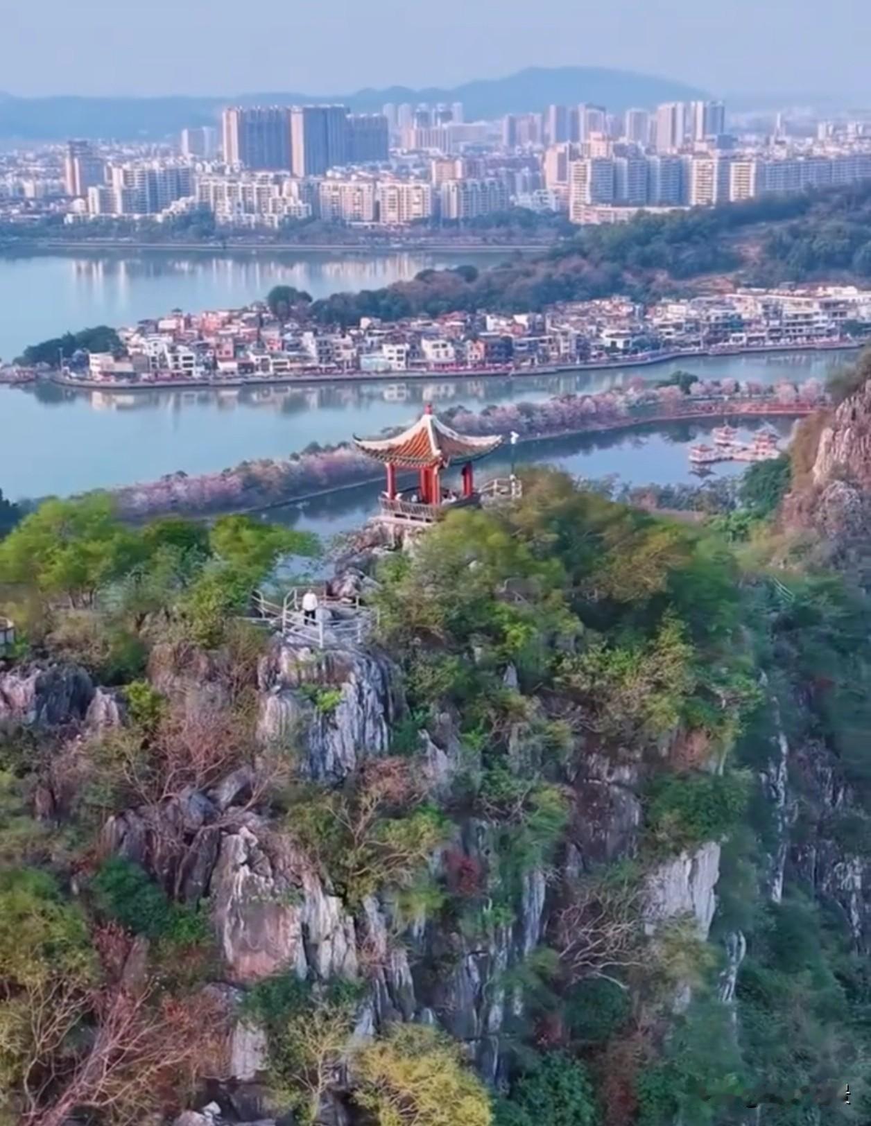 原来最美的风景，从来都不在终点，而在你奔赴的路上。就像这湖岸的花道，不必羡慕他人