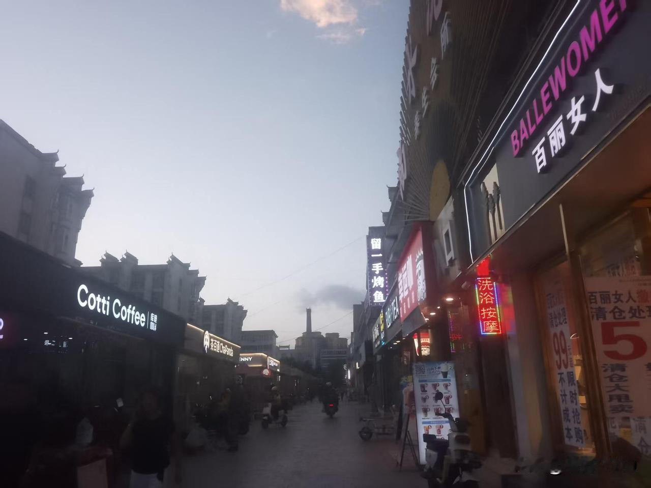 没想到，拜城居然成了我今年最佳“避暑胜地”。
昨天早上从库尔勒出发一路阴云密布，