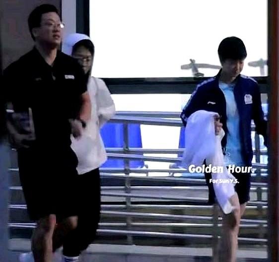 看到这一幕，真的好想哭！

天都黑透了，训练场的保安大哥都开始放门帘了，孙颖莎才