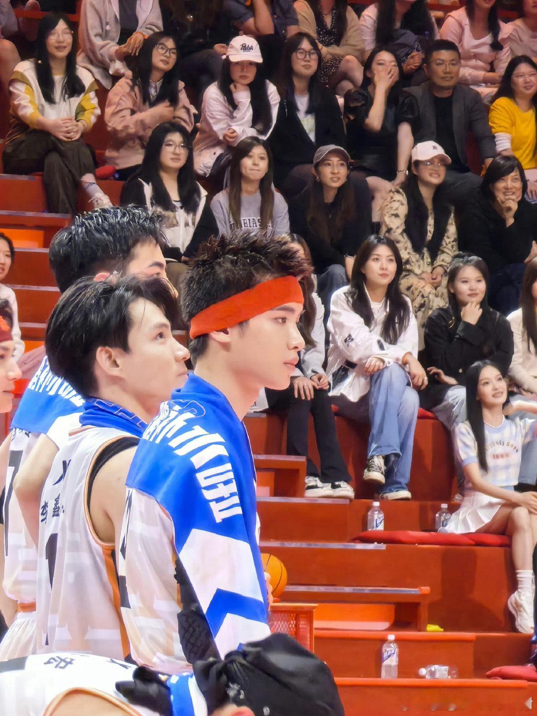 #黄明昊青春男高生##黄明昊海胆头# 青春男高黄明昊！！！ ​​​