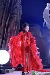 陈德容直拍 悠哉走秀乘风2025 刚看完陈德容二公直拍，她的松弛感太吸睛啦！那悠
