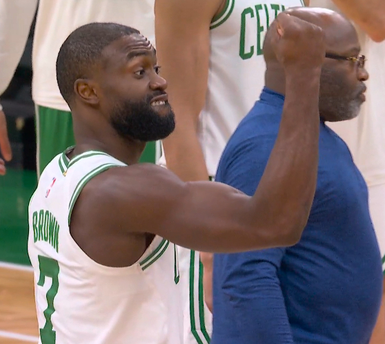 杰伦·布朗给了以赛亚·斯图尔特一拳😂两名球员均被判技术犯规凯尔特人vs活塞