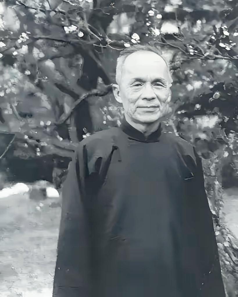 1942年春，青帮头目吴四宝被日本人毒死，他的老婆佘爱珍哭得死去活来，可没想到早