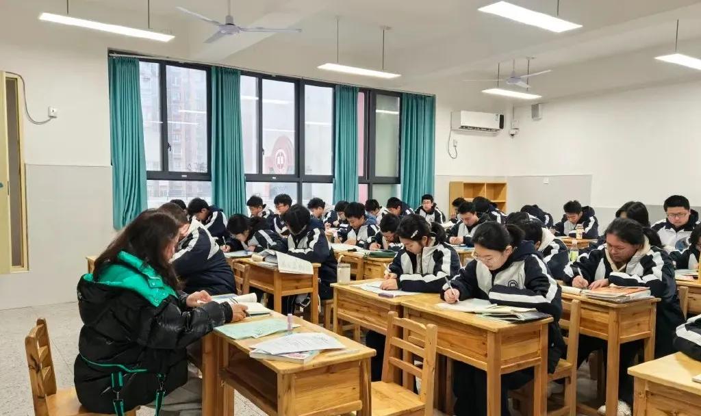 高中双休引发争议：是解放还是隐患？家长、学生、专家争论不休！
近日，“杭州高一高