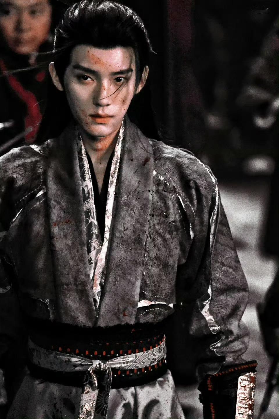 周翊然《江湖夜雨十年灯》战损路透和之前的路透反差感好大🩸之前的路透像是柔弱儒雅