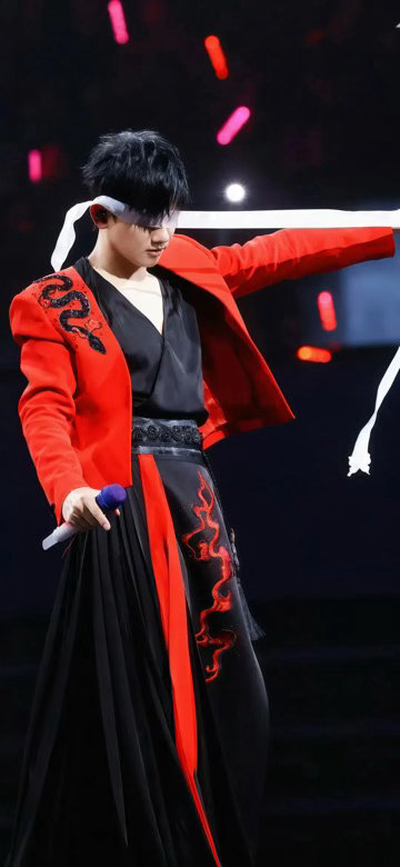 井胧家里有张杰的专辑应援棒和周边国粤无双明星追星也接地气✨井胧家里全是张杰的周边