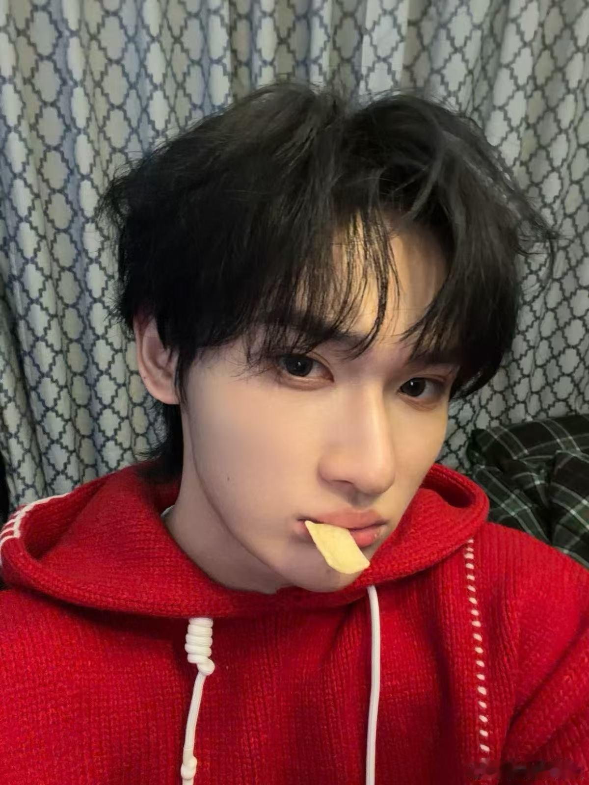 余宇涵好大一声分手 余宇涵纯魔丸实锤了，这声分手喊得响彻全场，结果自己先露出害羞