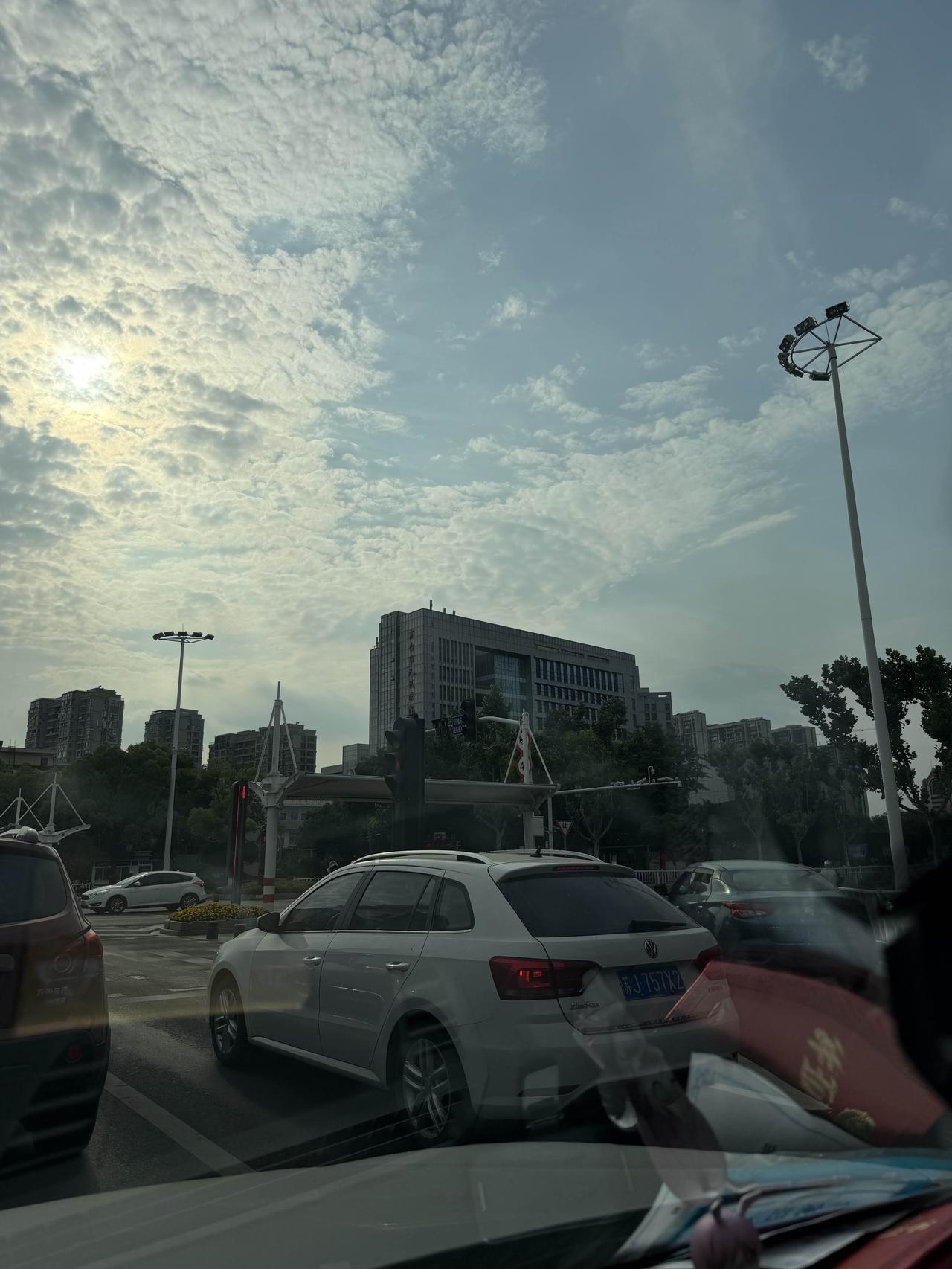 尽快的实施新长盐城至海安段的复电改造工程，使得盐城接上宁启线西向的列车时间大大缩