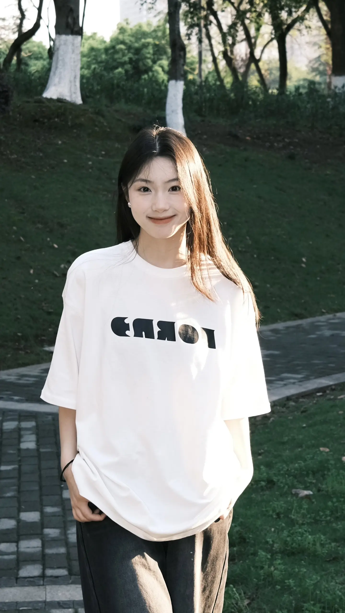 她的睫毛。