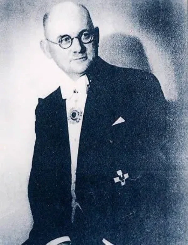 1937年，一个德国人，亲眼看到日本兵强奸一个中国妇女，他不顾一切，从...