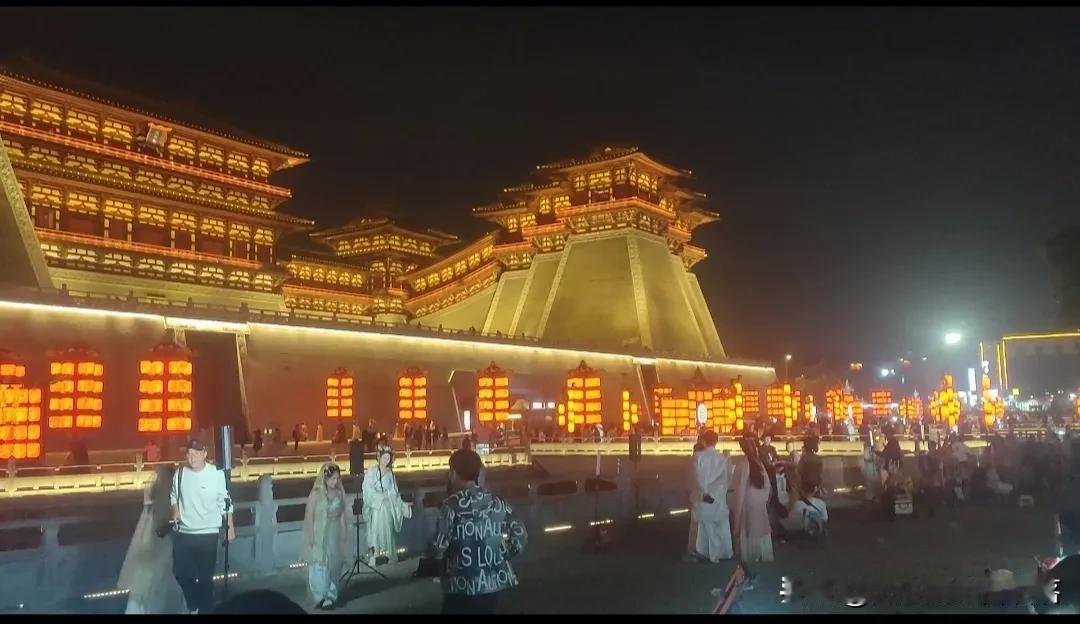 #记录秋日生活点滴#
最近走在街上，我发现了一个有趣的现象：路边的小摊和流动摊贩