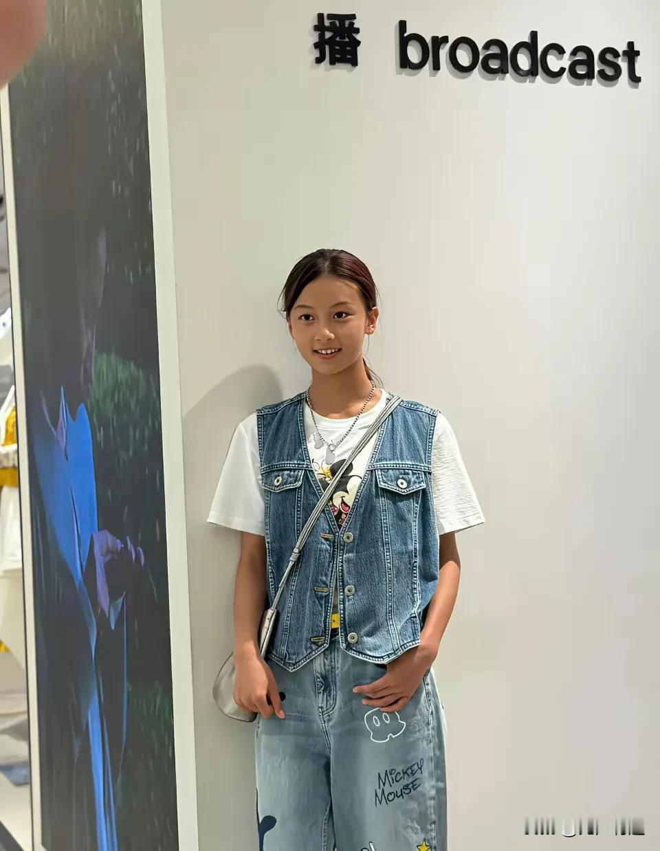 就清秀一点的小姑娘嘛，也不难找啊，多去各大初高中转班里转转能找到一箩筐！
