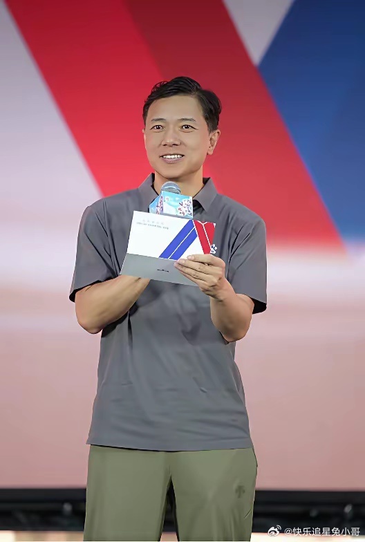 百度李彦宏上身穿的灰色百度文化衫很普通，但是下身的浅绿色休闲裤应该价值不菲，这个