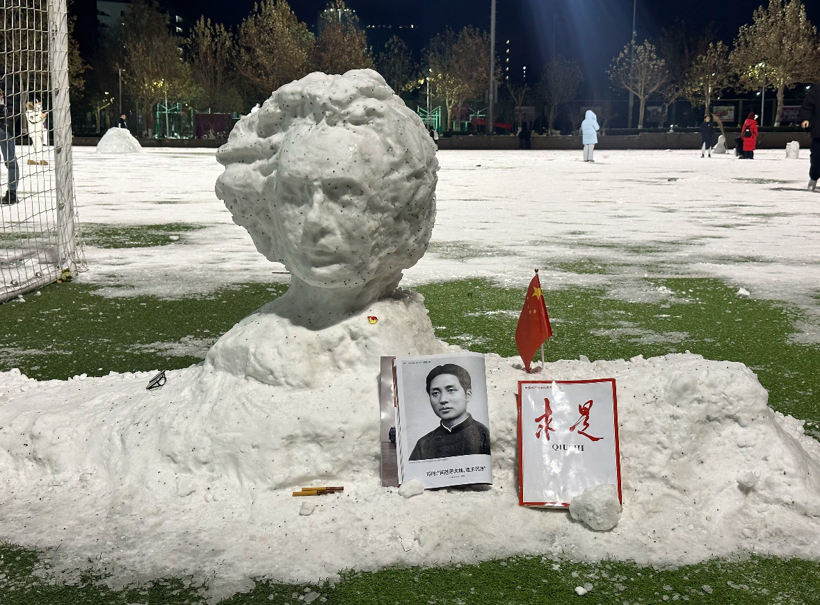 北京初雪，清华大学的紫荆操场格外引人注意的红太阳☀️ 