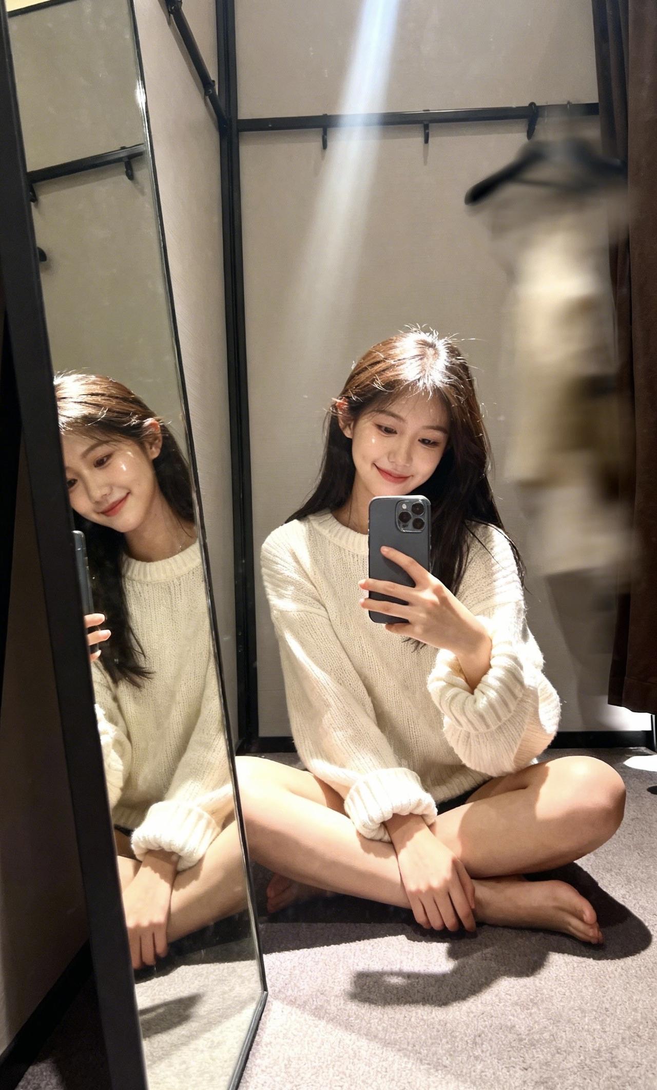 温暖冬日，慵懒自拍，毛衣与微笑的完美结合🌞👩‍❤️‍💋‍👩