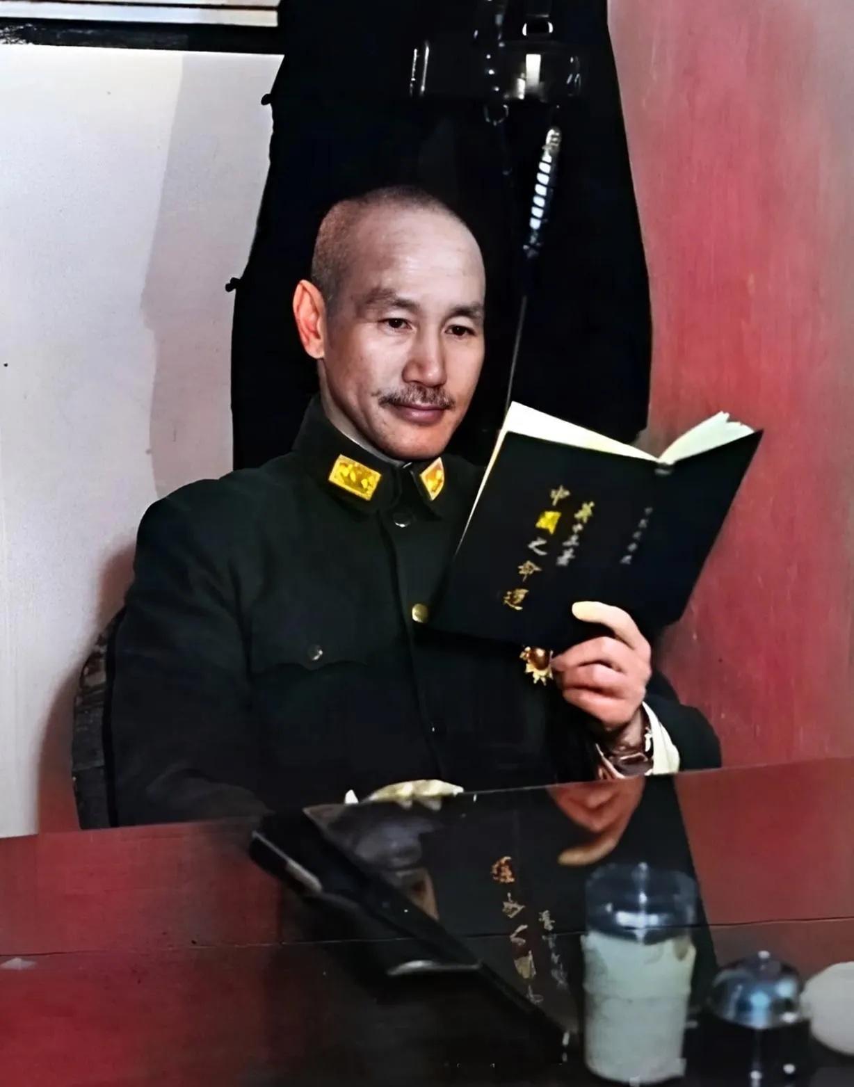 蒋校长专心致志阅读时的照片，他看的书是《中国之命运》，书竟然是他所写的，不知道找