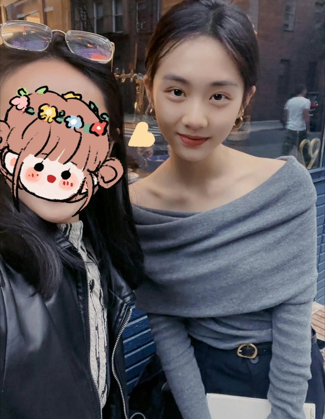 #黄多多在纽约街边画画#网友纽约偶遇黄多多在街边画画~ 多多真的越来越漂亮越来越