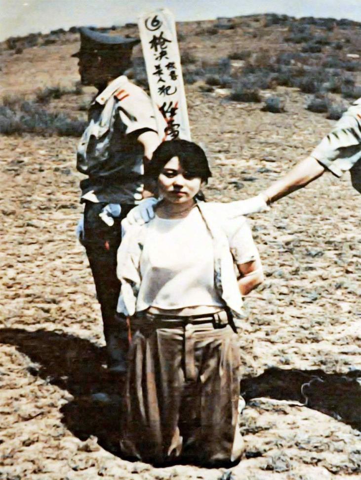 1993年，河南名22岁美女因杀人被执行枪决，行刑前突然张大嘴巴，从女孩眼中行刑