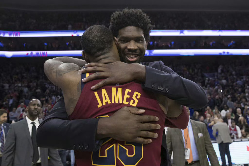 当时他们应该都想不到未来能成为队友吧克利夫兰骑士骑士詹姆斯nba恩比德nba自由