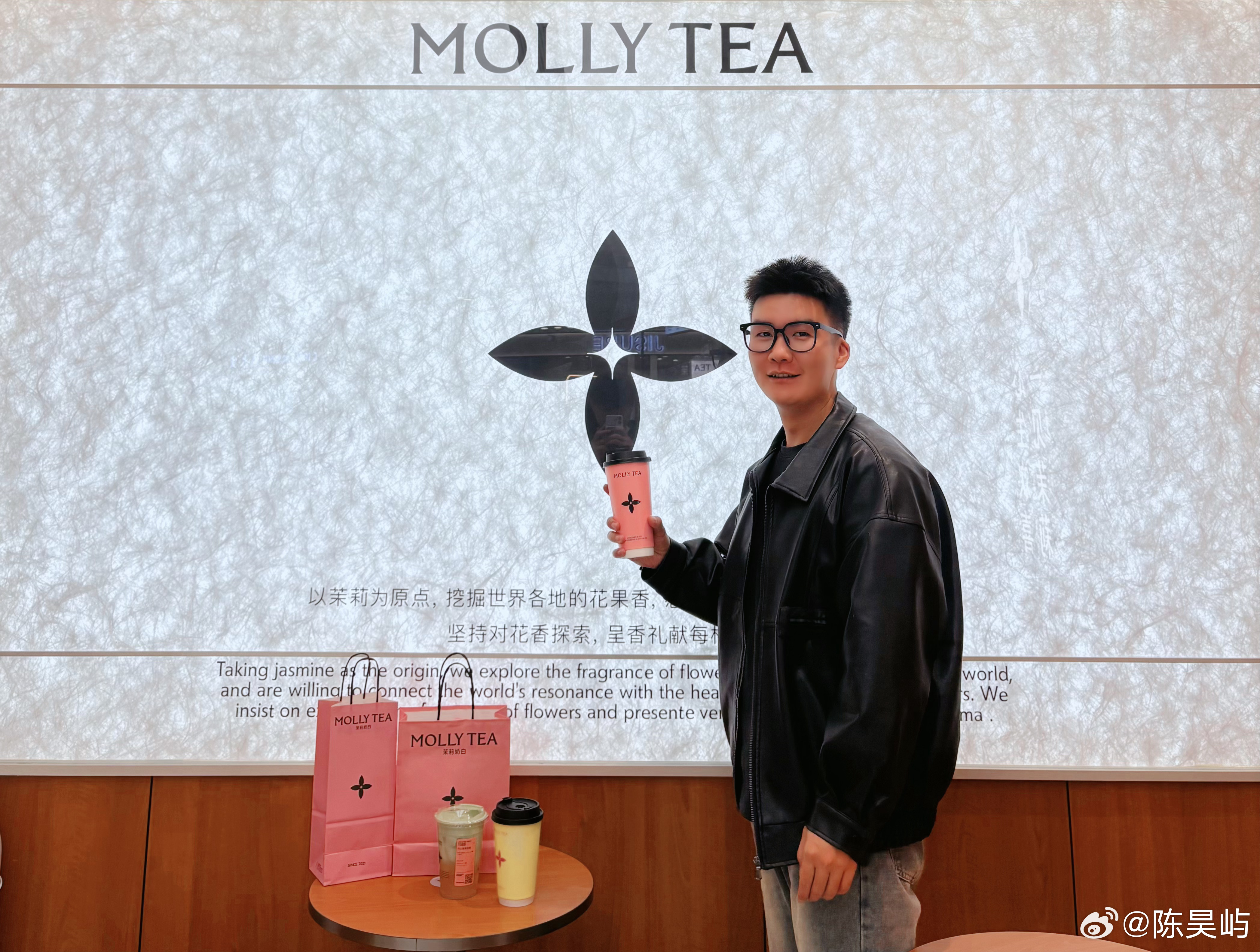 茉莉奶白连续三天买一送一刷到茉莉奶白三千店庆的消息真的有被惊到，这波福利属实给力