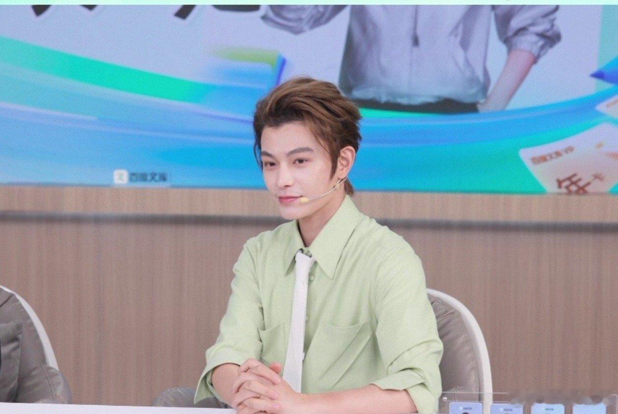 丁禹兮白月光学长有脸了 每次看到丁禹兮穿着浅绿色系衣服的样子，都会立刻想到校园剧