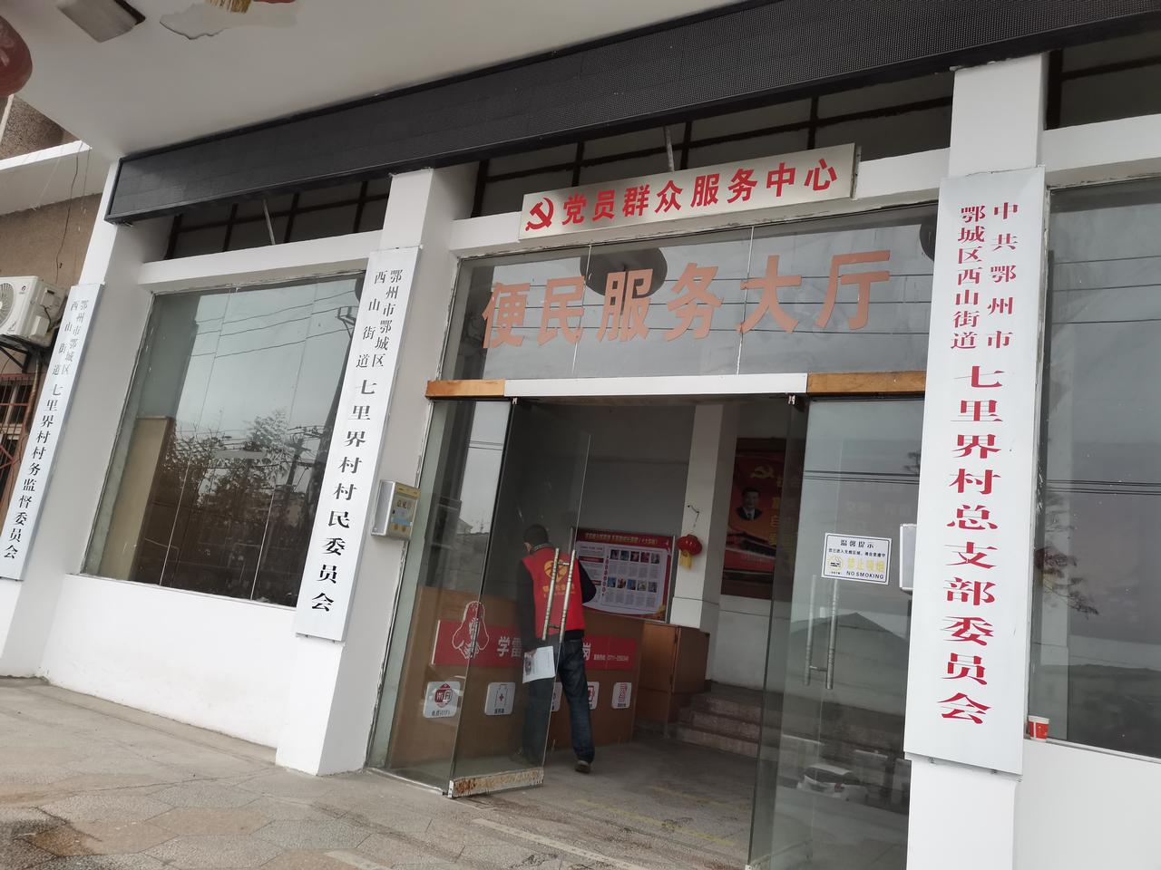 正常人一般每天睡几个小时：
1岁要睡20小时
2岁要睡14个小时
3岁要睡12个