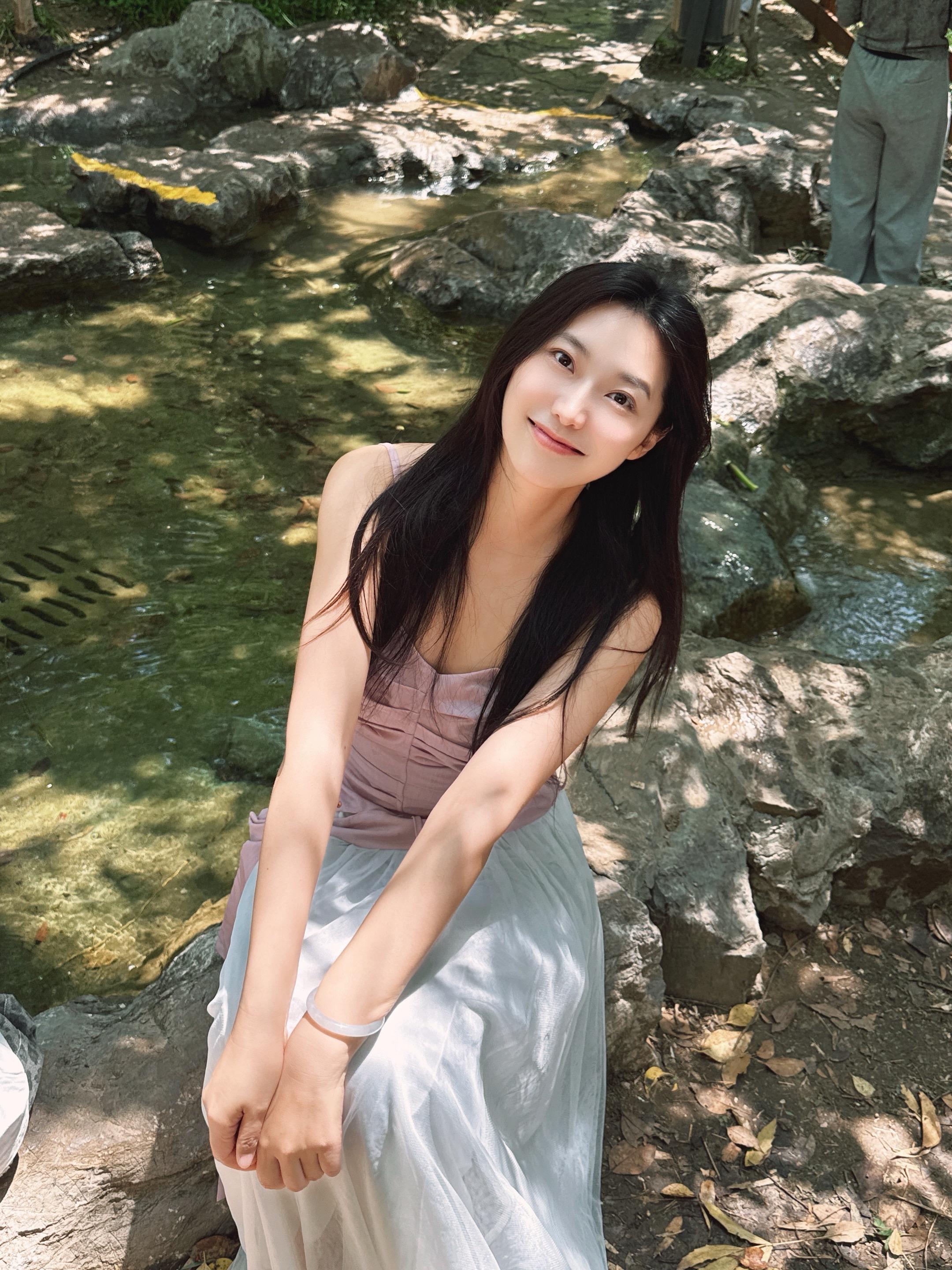 周末就是要走进大自然 很爱四月的山野 满眼都是挤在一起的新绿