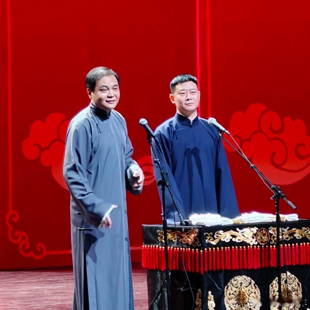 右边这个是德云社领导吧？栾云平 