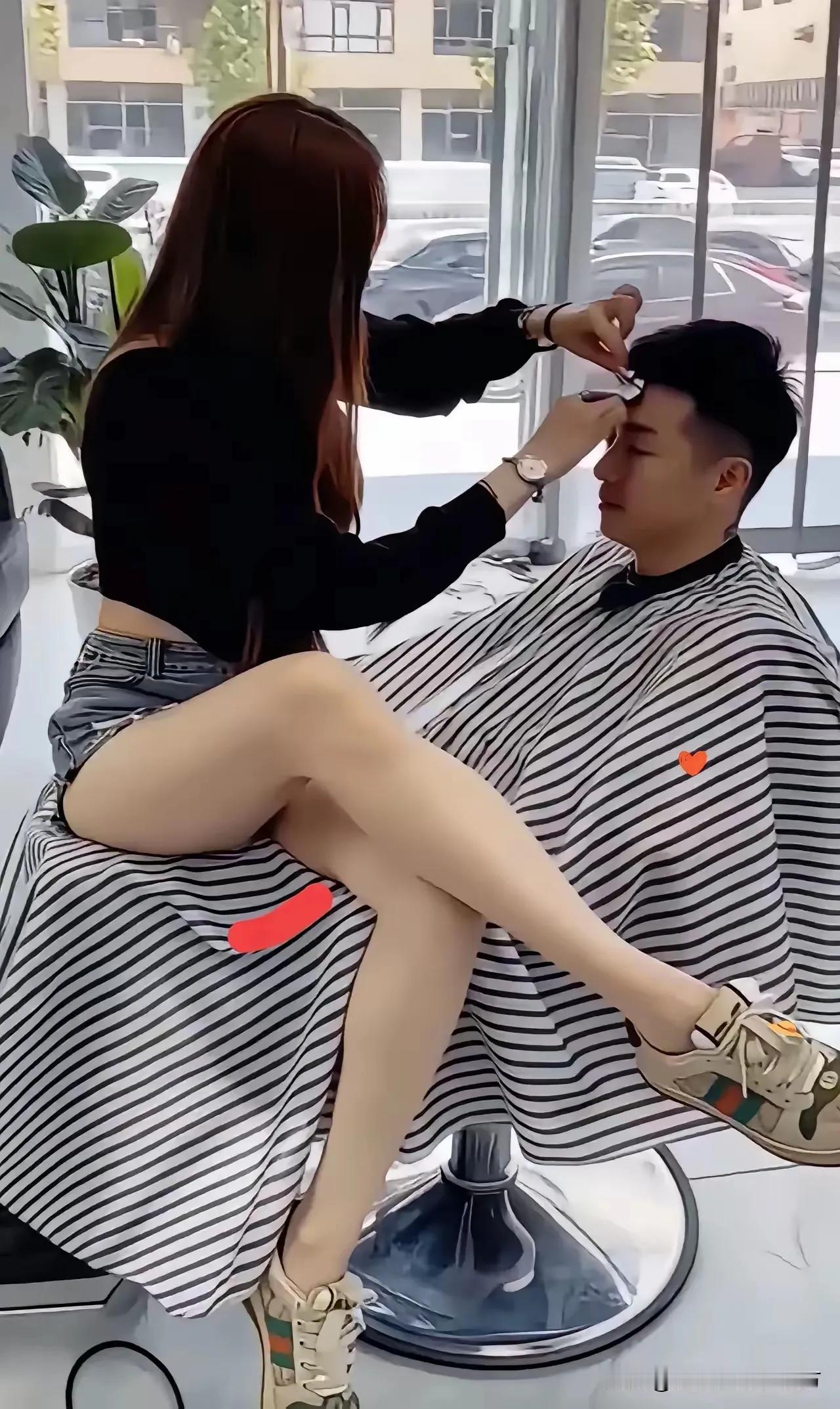 今天老公休息
带老公出来理个发。
出来找了好几个理发店
都是穿这么性感的小姐姐理