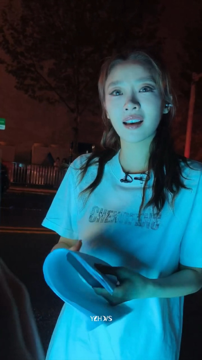 张月含泪感谢粉丝张月新人美 出道多年，站上《乘风 2026》的舞台，张月依然保留