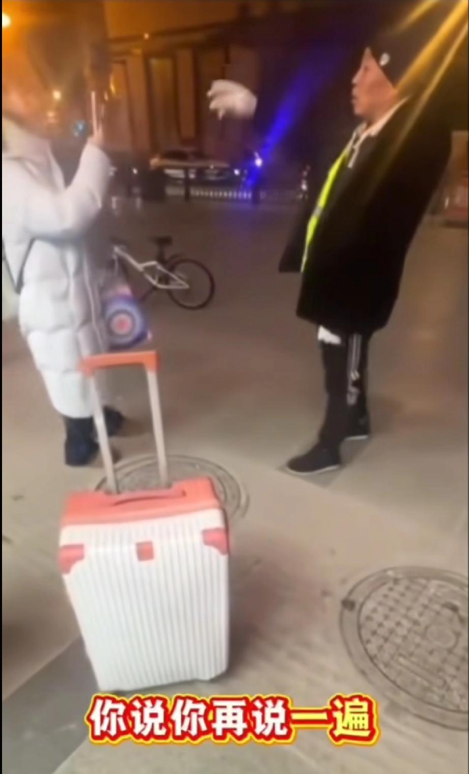 最近长春火了，先是大雷大排档老板娘出言不逊，现在有出租车司机宰客耍流氓。我们把视