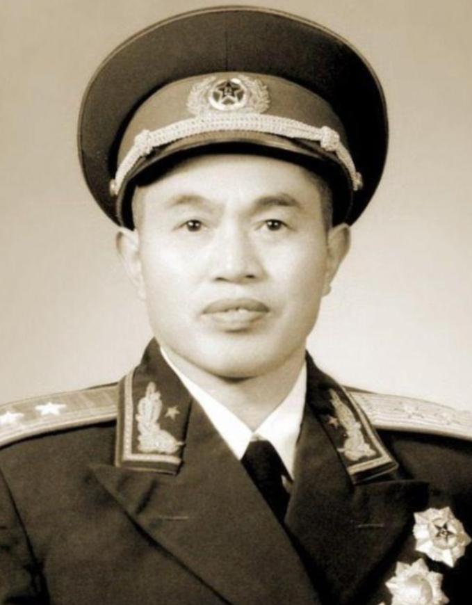 1969年，皮定均将军去甘肃农村视察，一群妇女不穿裤子，用床破被遮挡下身，地委书