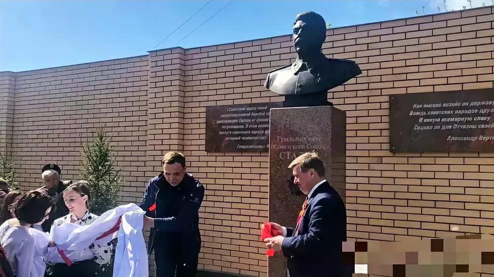 俄乌开战后，俄罗斯的许多地方又重新立起了敬爱的斯大林同志的头像。

主要是战争看